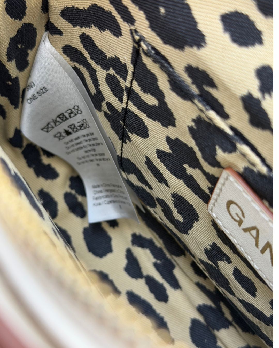 GANNI Butterfly Shoulder Bag in Off White, Interior
