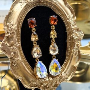 Faceted brown crystal detail on OSCAR DE LA RENTA Crystal Gallery earrings